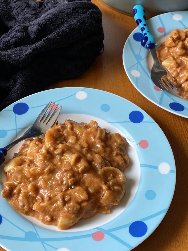 slow cooker bolognese mac and cheese