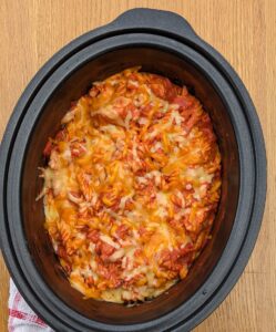 slow cooker hunters chicken pasta bake